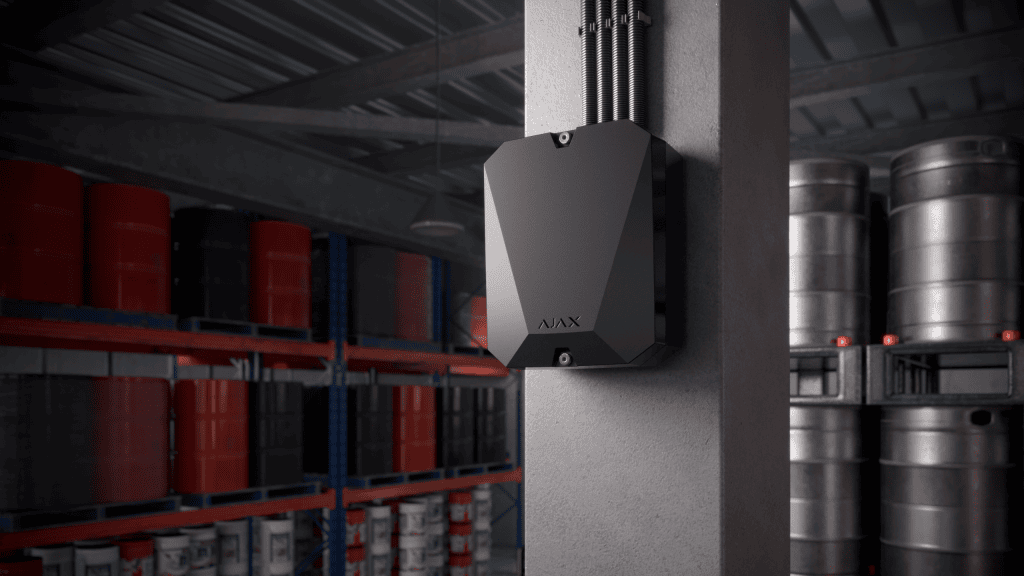 Alarm- und Überwachungssystem in Lagerhalle für Brandschutz.